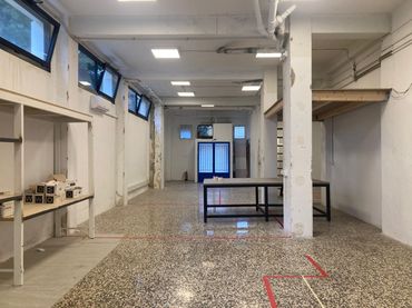 Locale commerciale in affitto a Calle de Brazato 8