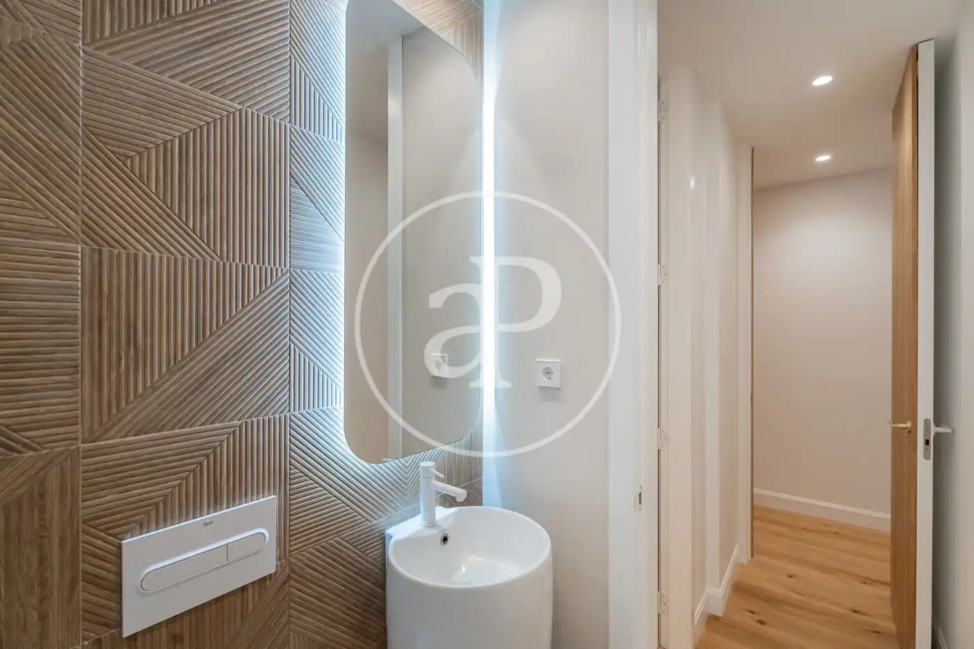Bathroom of Flat for sale in Madrid  with Air Conditioner, Heating and Terrace
