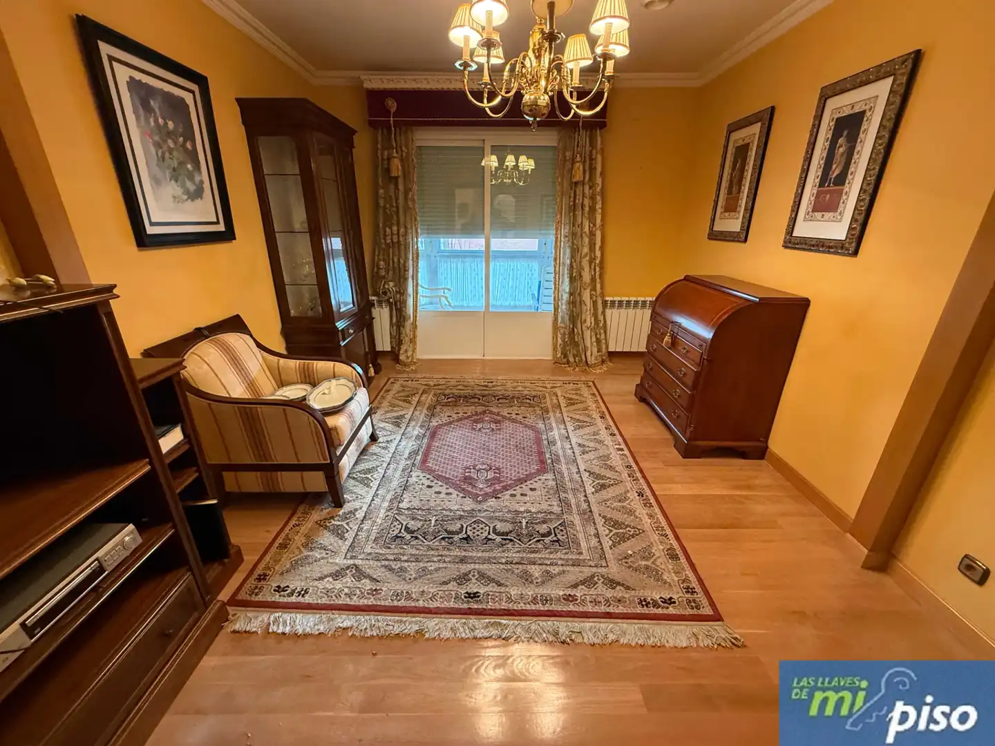 Sala d'estar de Casa o xalet en venda en Santovenia de Pisuerga amb Calefacció, Jardí privat i Parquet