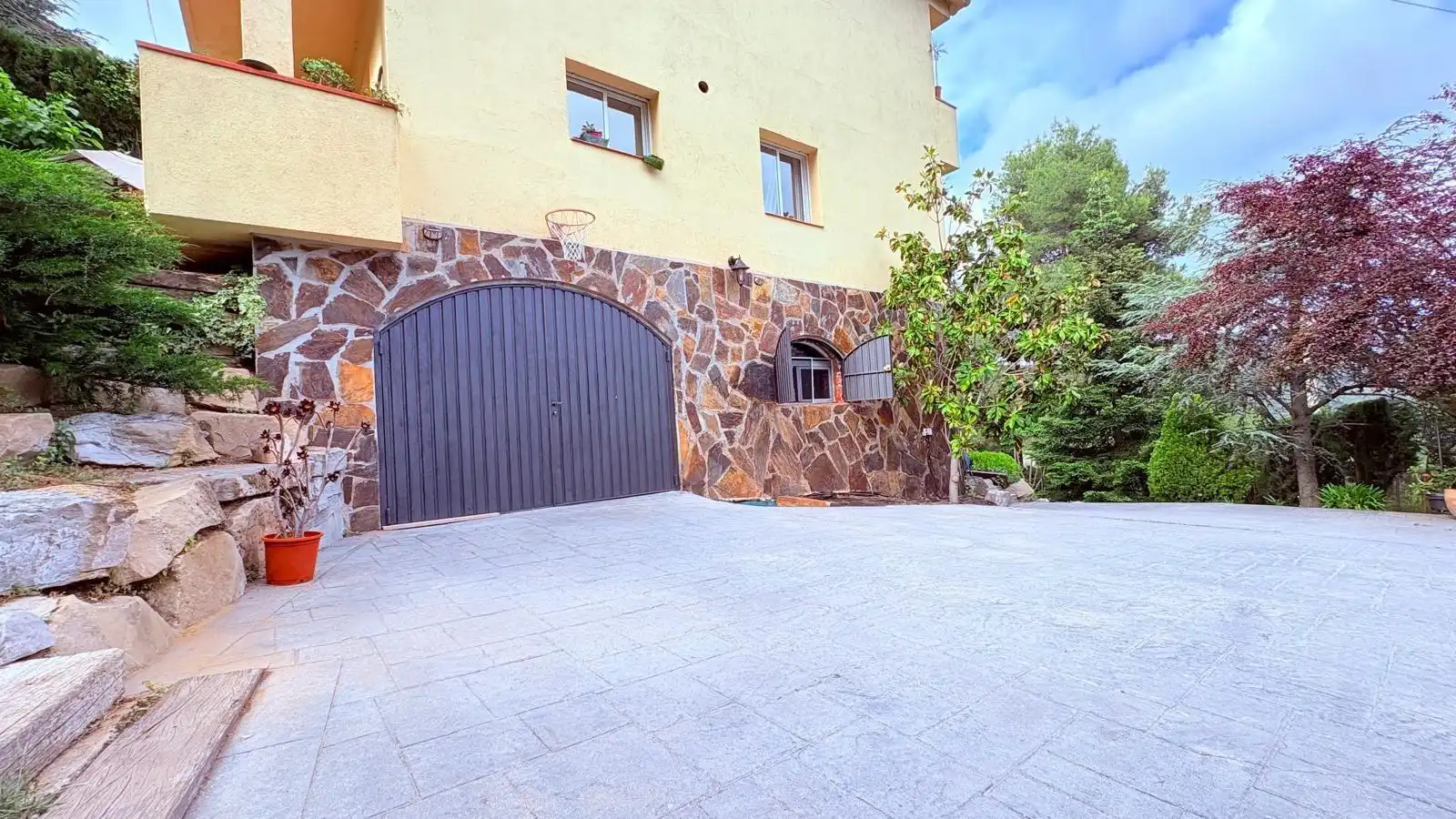 Vista exterior de Casa o xalet en venda en Castellar del Vallès amb Calefacció, Jardí privat i Terrassa