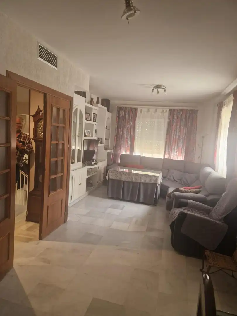 Sala d'estar de Casa adosada en venda en Jerez de la Frontera amb Aire condicionat, Calefacció i Terrassa
