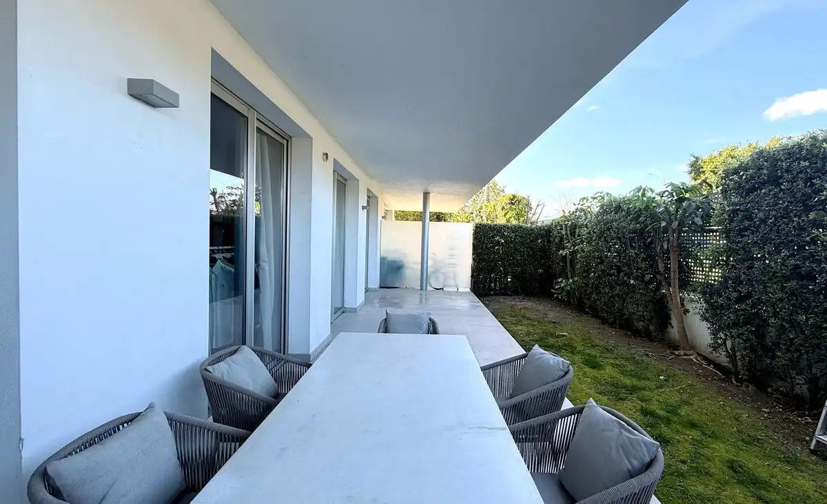 Terrasse von Wohnung zum Verkauf in Estepona mit Klimaanlage, Privatgarten und Terrasse