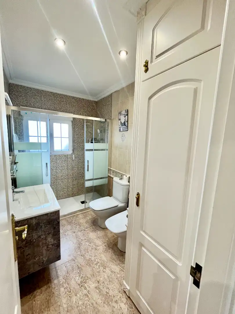 Baño de Casa o chalet en venta en Torrevieja con Aire acondicionado, Calefacción y Jardín privado