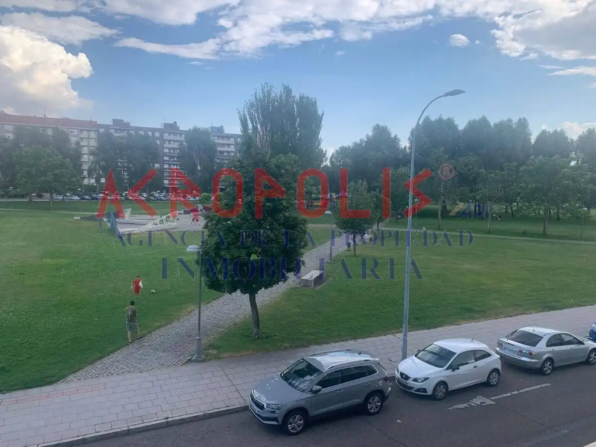 Vista exterior de Piso de alquiler en León Capital  con Amueblado