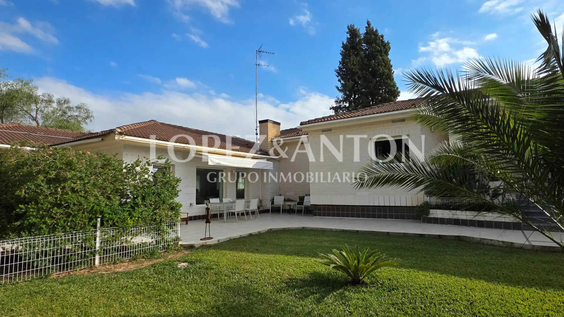 Exterior view of Houses for sale in L'Eliana  with Air Conditioner, Private garden and Terrace