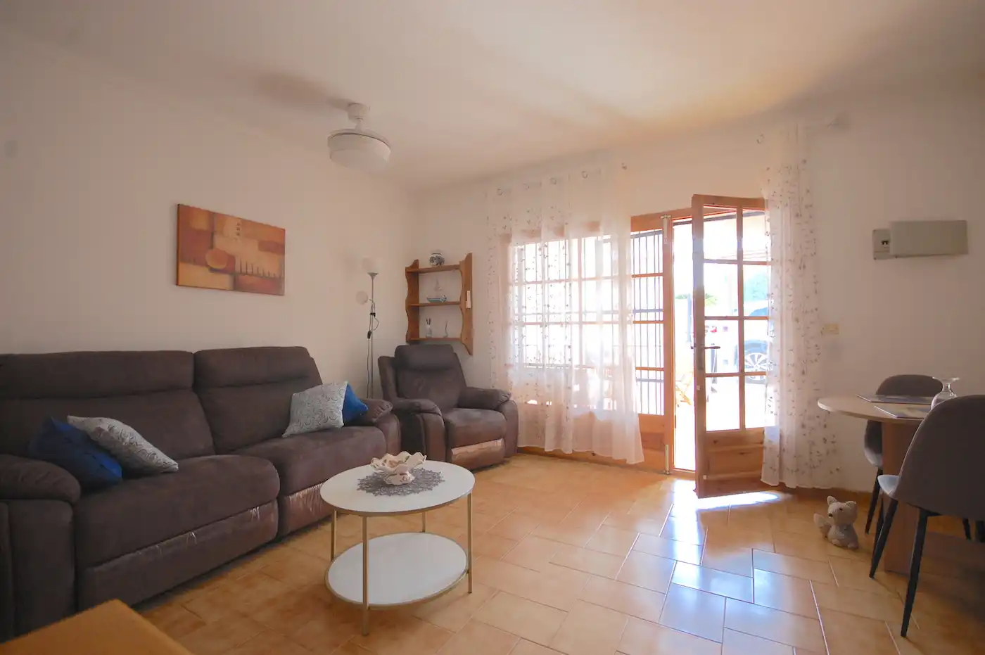 Sala d'estar de Casa adosada en venda en L'Escala amb Terrassa, Moblat i Forn