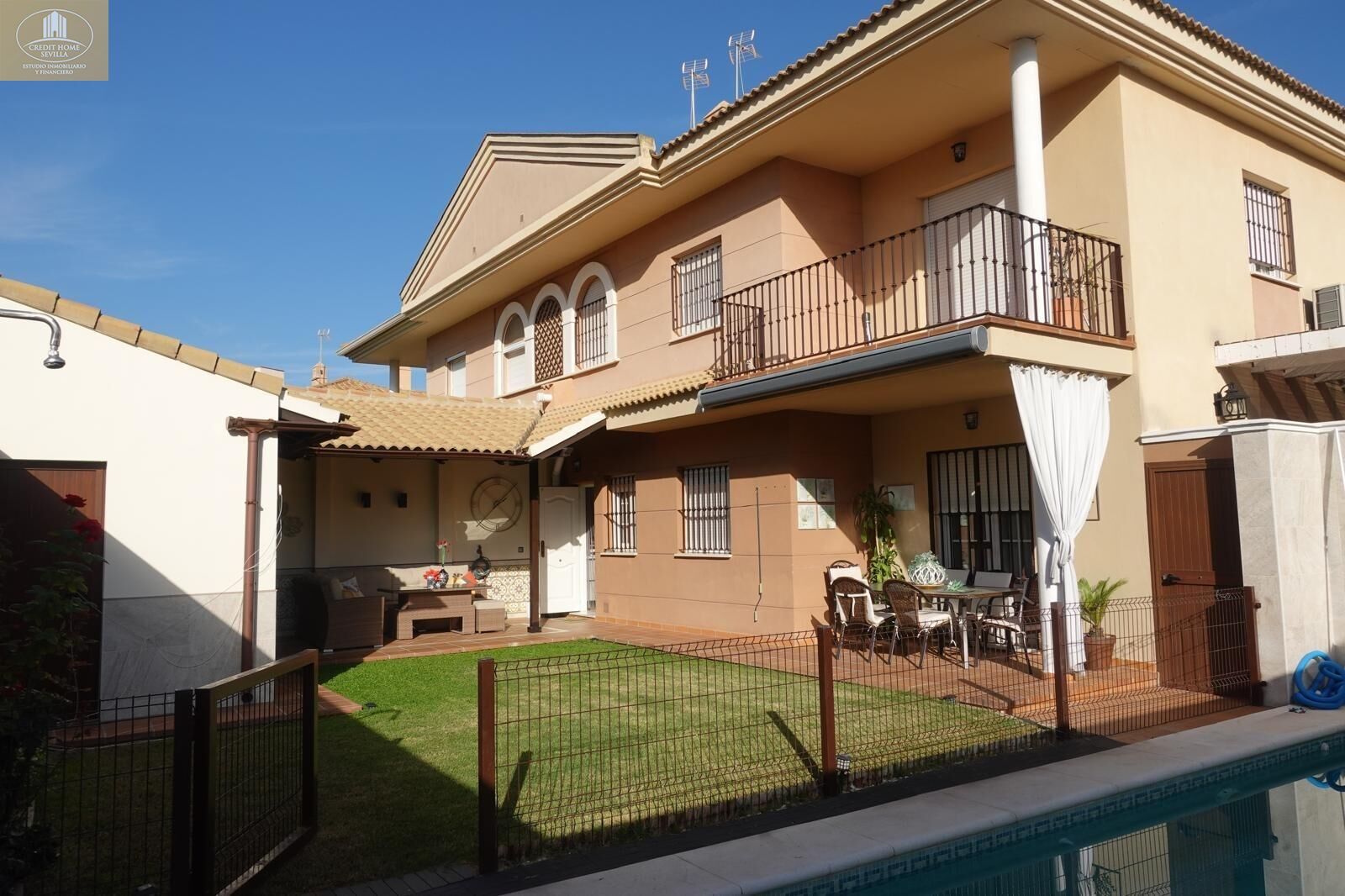 Vista exterior de Casa adosada en venda en Utrera amb Aire condicionat, Jardí privat i Parquet