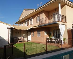 Vista exterior de Casa adosada en venda en Utrera amb Aire condicionat, Jardí privat i Parquet