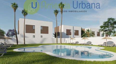 CHALET ADOSADO DE 3 DORMITORIOS JUNTO A LA PLAYA DE LA MARINA, CON JARDÍN, PARKING Y PISCINA COMUNITARIA.