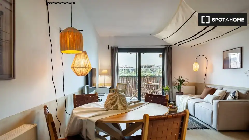 Menjador de Apartament per a compartir en Barcelona amb Aire condicionat, Terrassa i Moblat