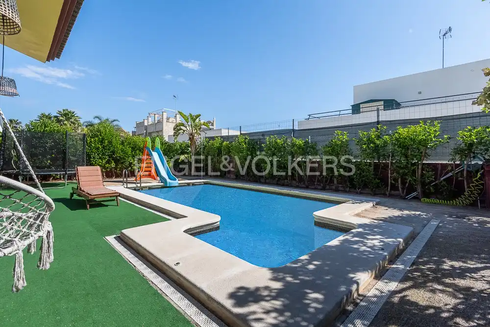 Swimming pool of Houses for rent in Paterna  with Air Conditioner, Heating and Private garden