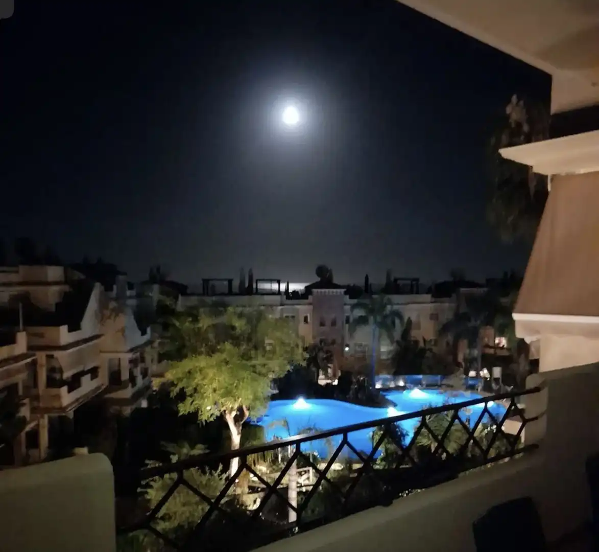 Vista exterior de Pis en venda en Estepona amb Aire condicionat, Terrassa i Moblat