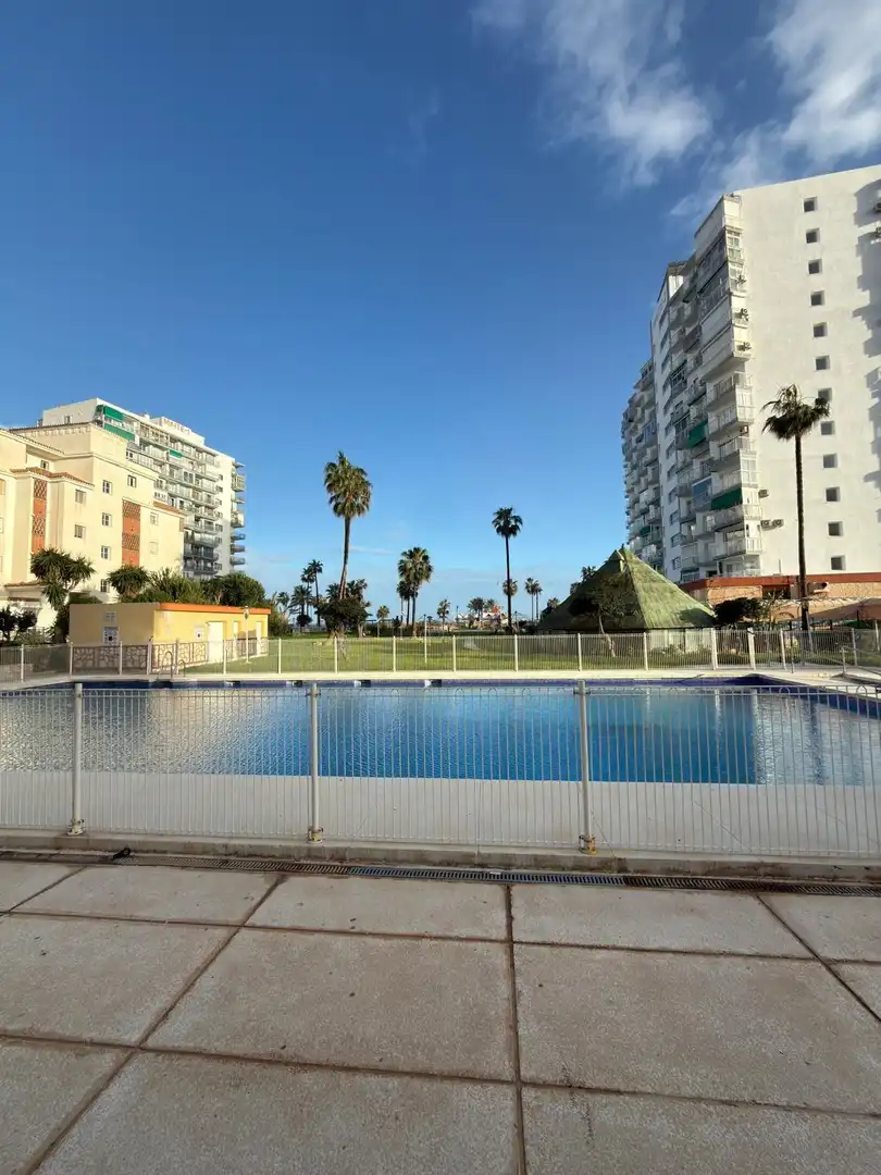 Schwimmbecken von Wohnung zum Verkauf in Benalmádena mit Klimaanlage und Gemeinschaftspool