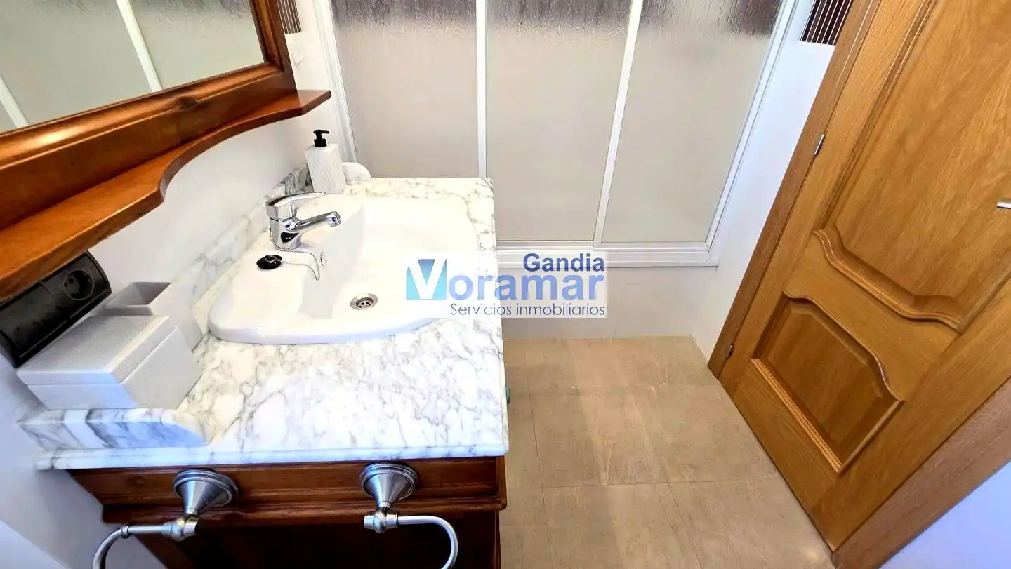 Bany de Apartament de lloguer en Gandia amb Aire condicionat, Terrassa i Moblat