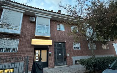 Vista exterior de Pis en venda en Sevilla la Nueva amb Aire condicionat, Calefacció i Terrassa