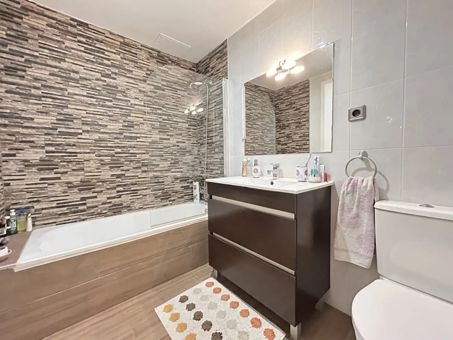 Badezimmer von Wohnung zum Verkauf in El Vendrell mit Heizung, Privatgarten und Parkett