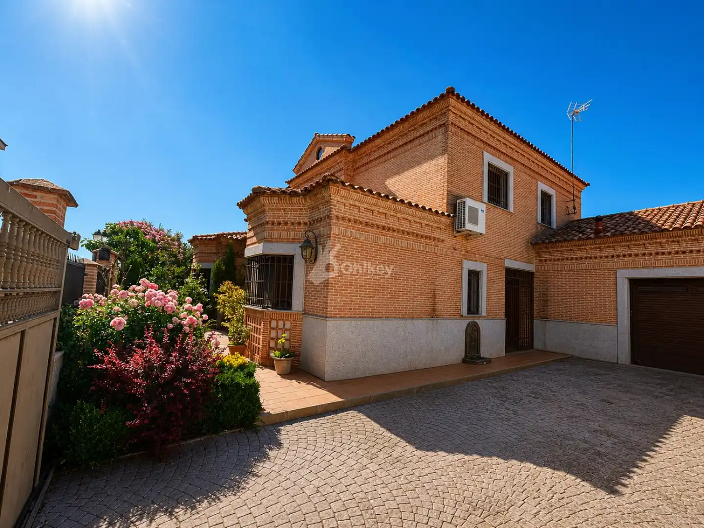 Vista exterior de Casa o chalet en venta en Cedillo del Condado con Aire acondicionado, Calefacción y Piscina