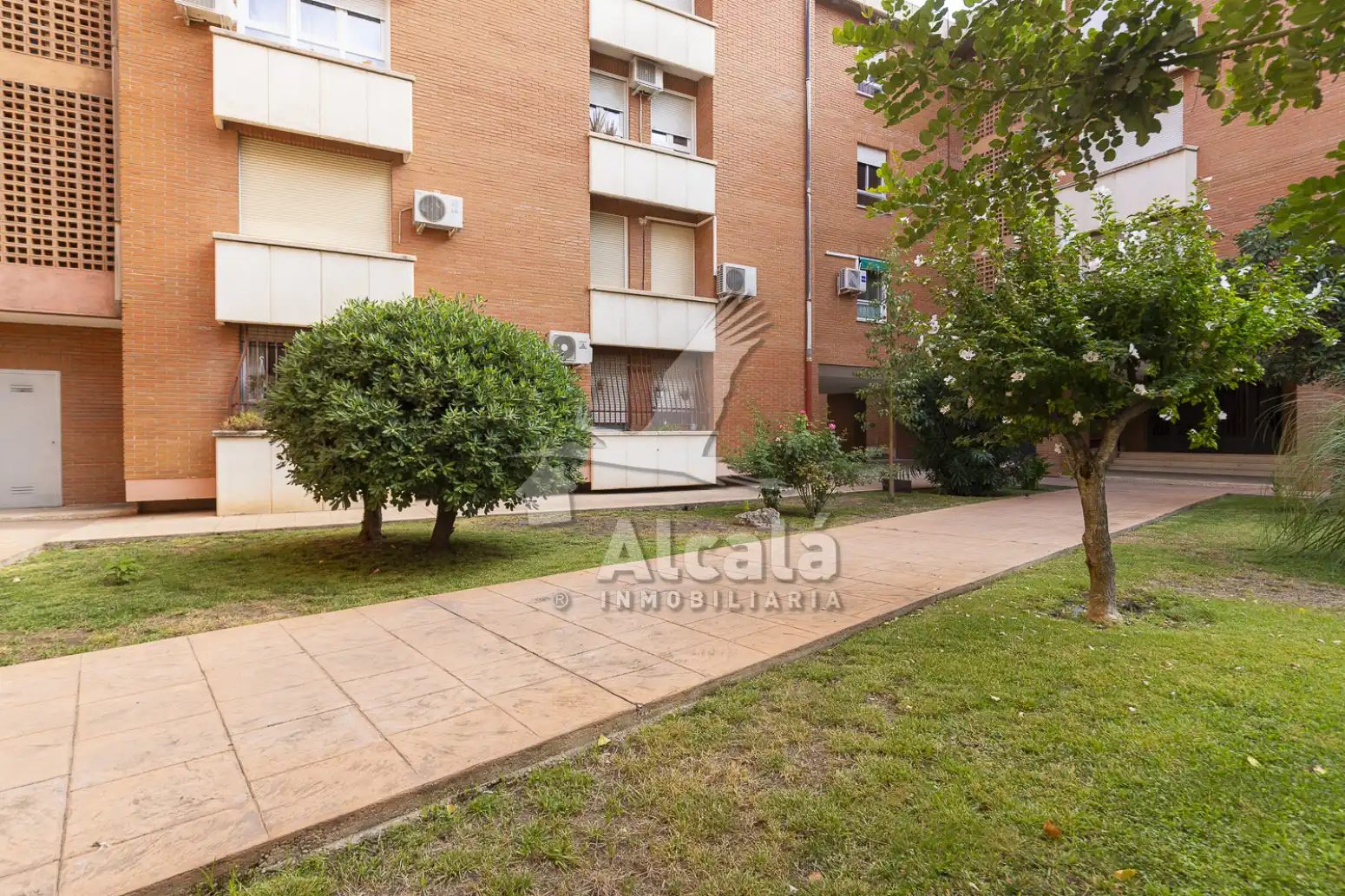 Vista exterior de Pis en venda en Alcalá de Henares amb Aire condicionat, Calefacció i Moblat