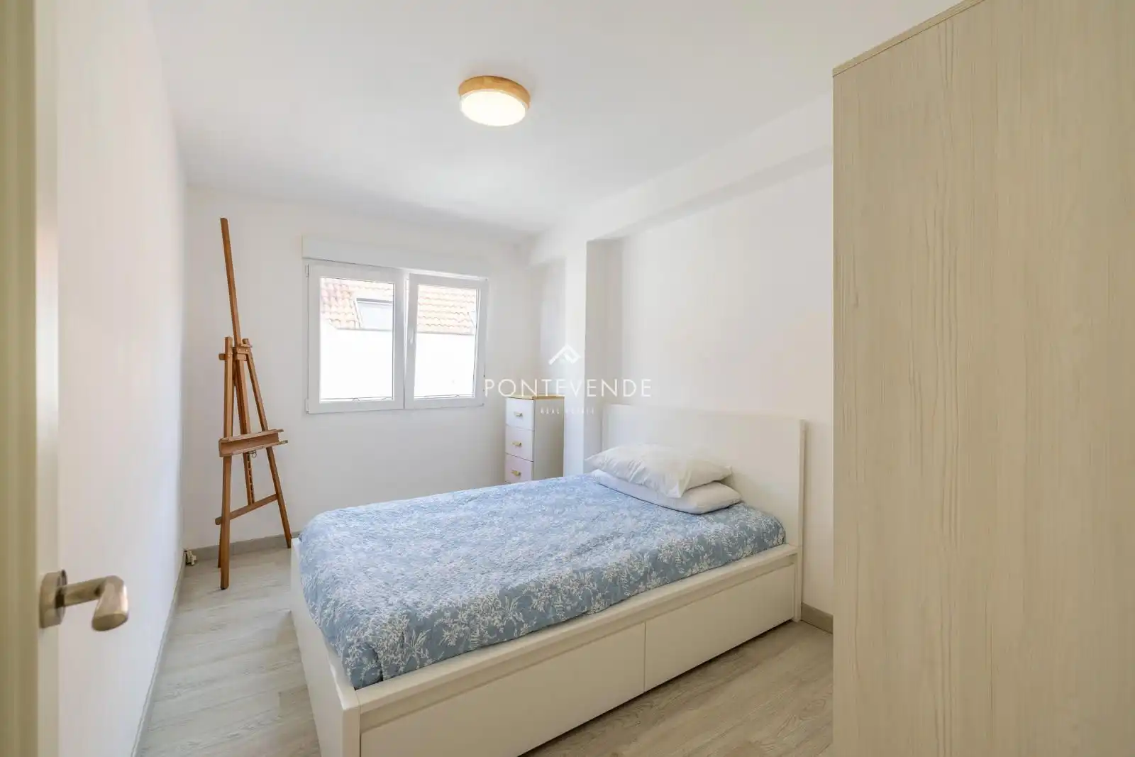 Habitación de Piso en venta en Pontevedra Capital  con Calefacción, Trastero y Amueblado