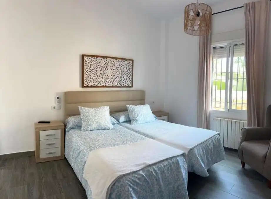 Dormitori de Casa o xalet en venda en Salteras amb Aire condicionat, Jardí privat i Piscina