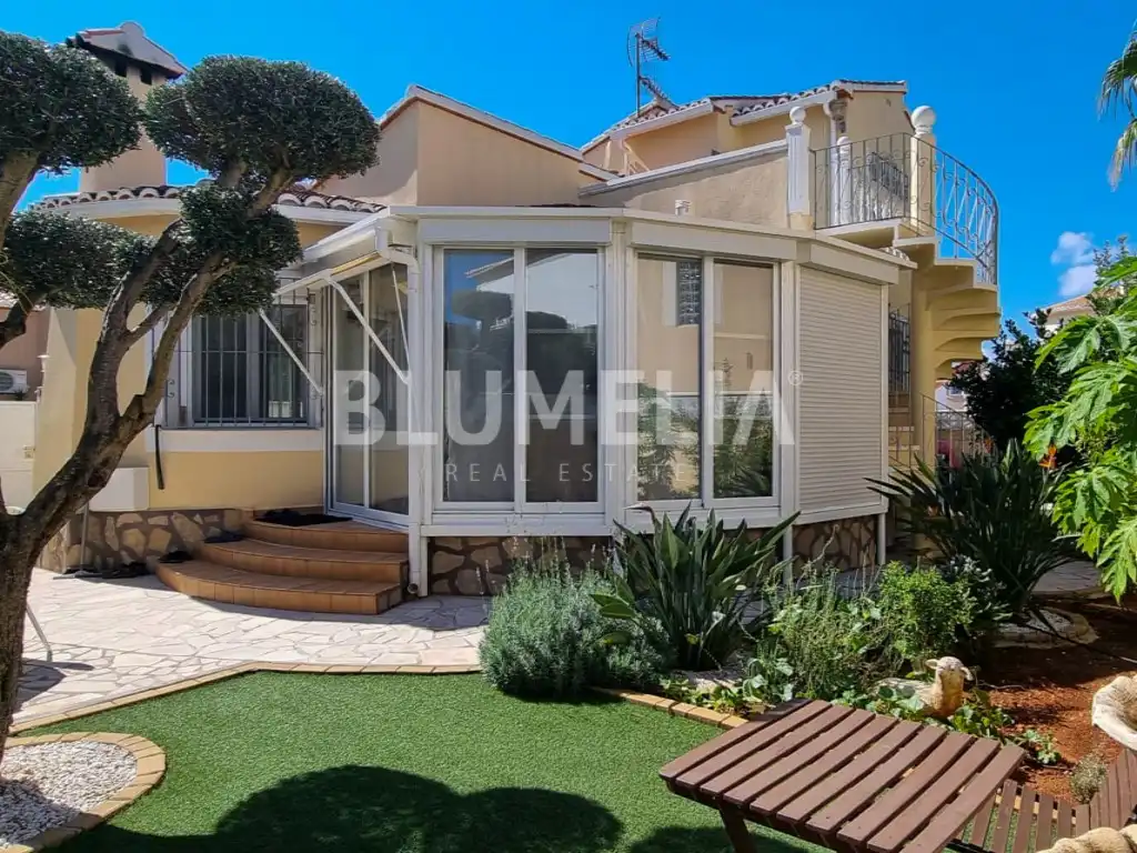 Casa con jardín en venta en Calle Afrodita, imagen 2