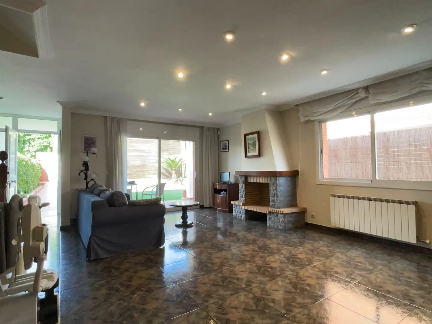 Wohnzimmer von Einfamilien-Reihenhaus zum Verkauf in Sant Vicenç de Montalt mit Klimaanlage, Heizung und Privatgarten
