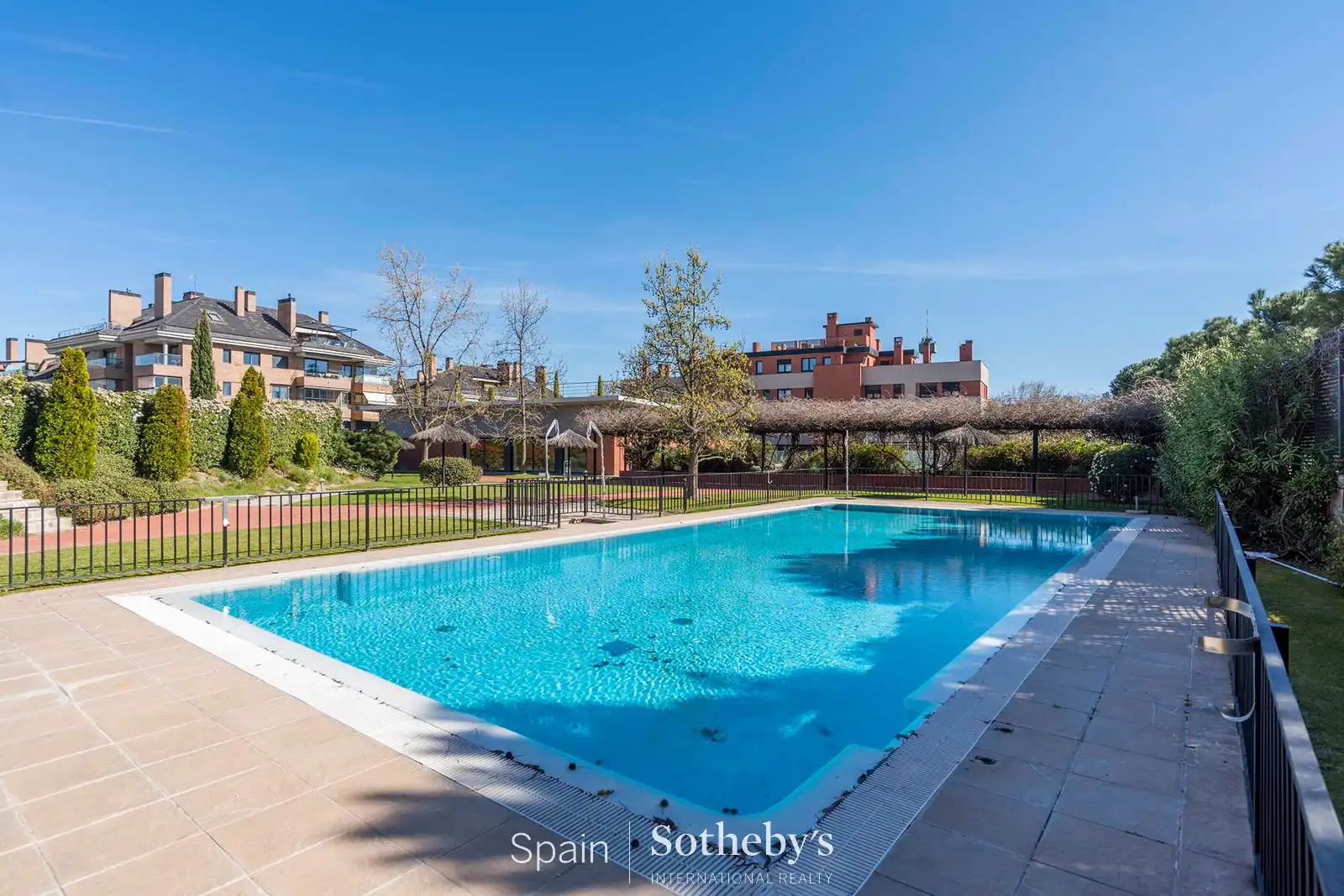 Piscina de Dúplex en venta en Pozuelo de Alarcón con Aire acondicionado, Calefacción y Terraza