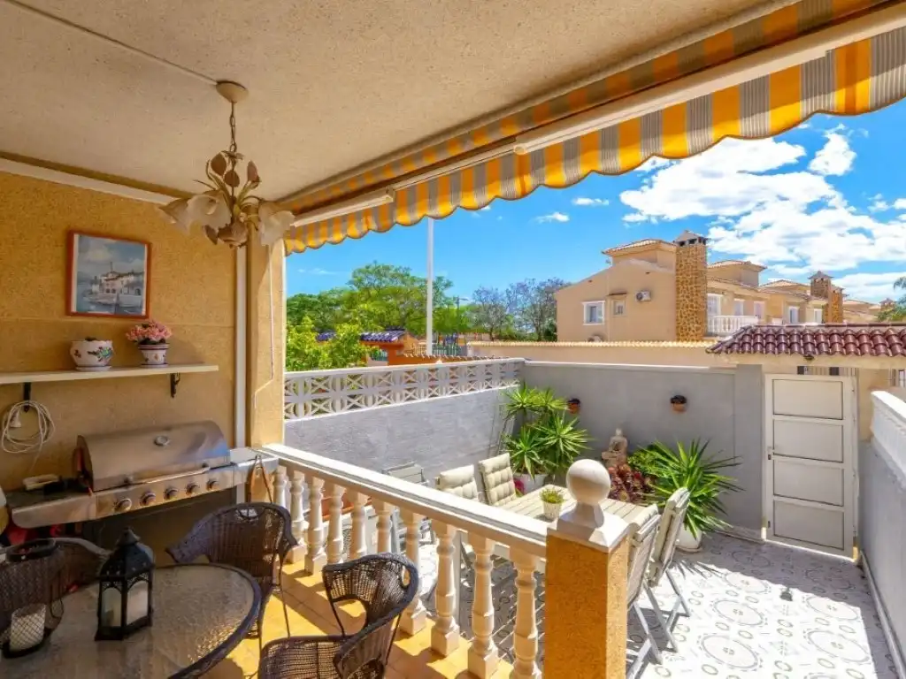 Terrasse von Einfamilien-Reihenhaus zum Verkauf in Torrevieja mit Klimaanlage, Privatgarten und Schwimmbad