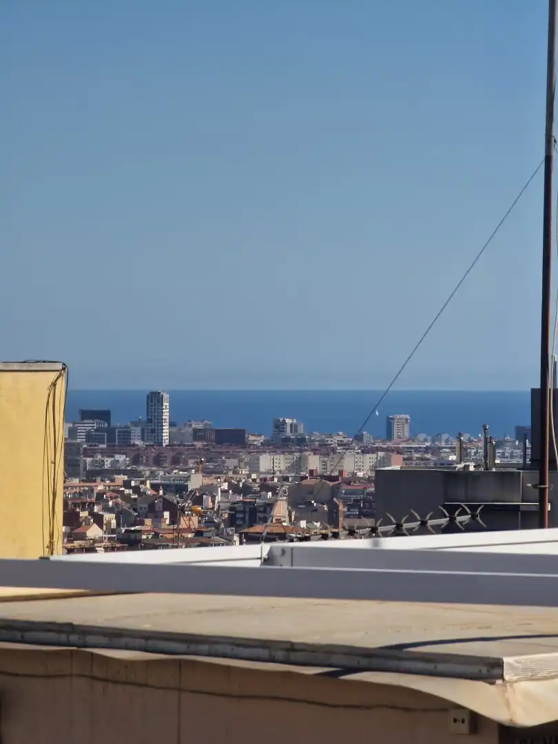 Vista exterior de Ático en venta en Barcelona con Terraza y Alarma