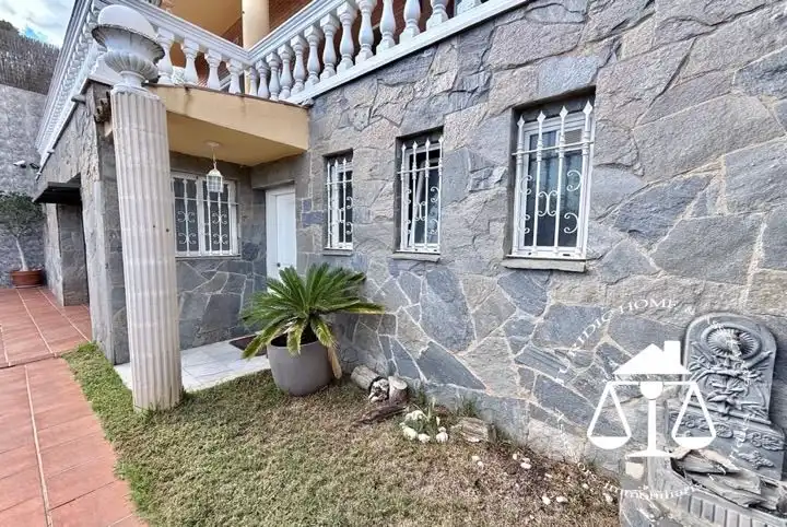 Vista exterior de Casa o xalet en venda en Sant Boi de Llobregat amb Aire condicionat, Calefacció i Jardí privat
