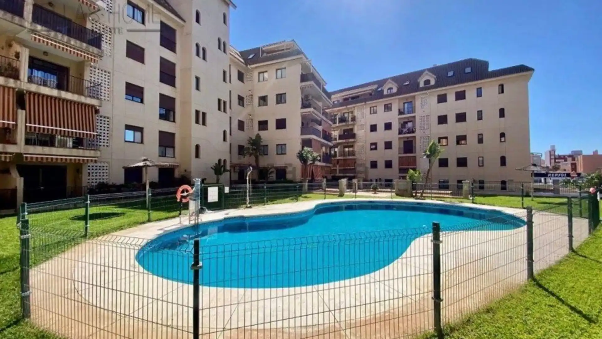 Piscina de Estudio en venta en Manilva con Terraza y Piscina