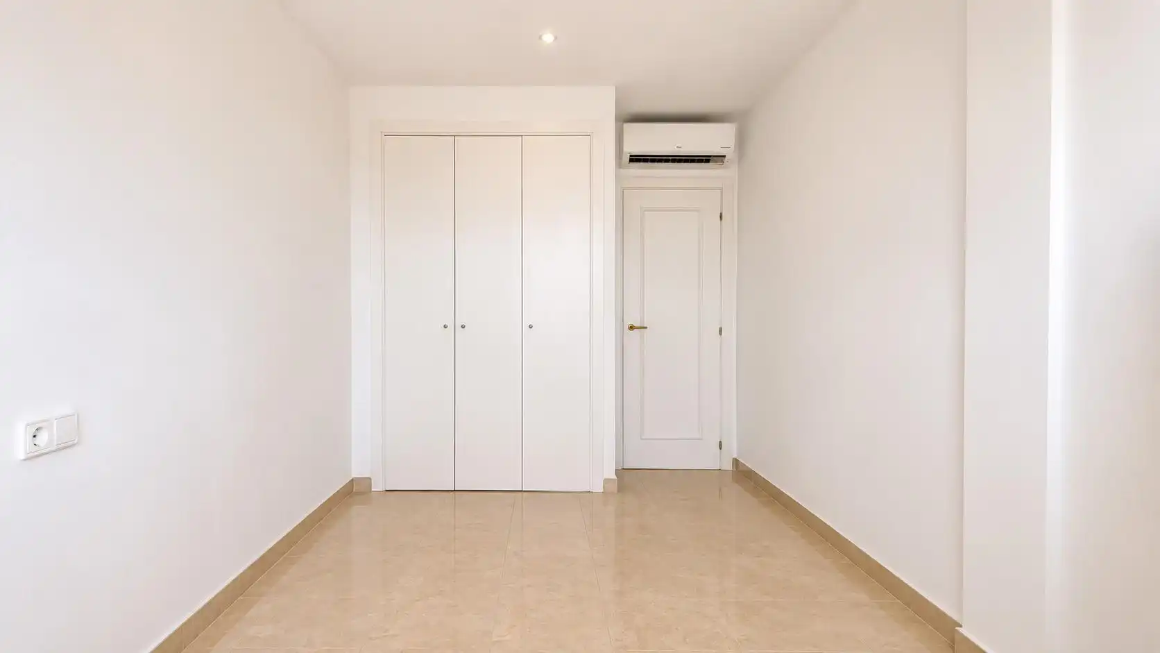 Habitación de Apartamento en venta en Manilva con Aire acondicionado, Amueblado y Piscina comunitaria