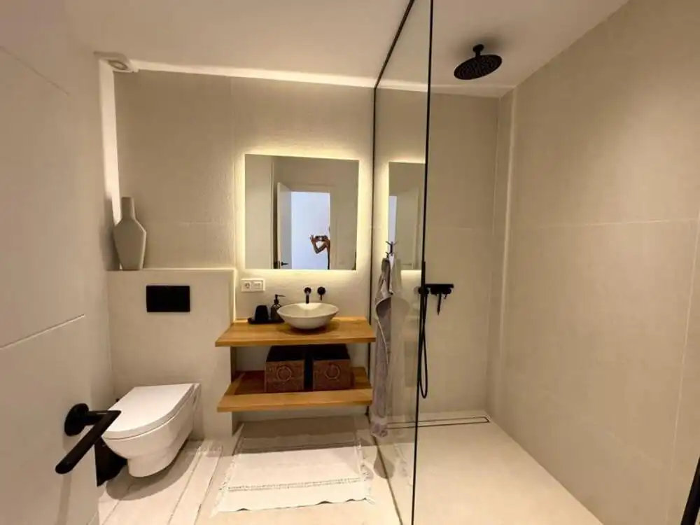 Badezimmer von Maisonette zur Miete in Benahavís mit Klimaanlage, Terrasse und Abstellraum