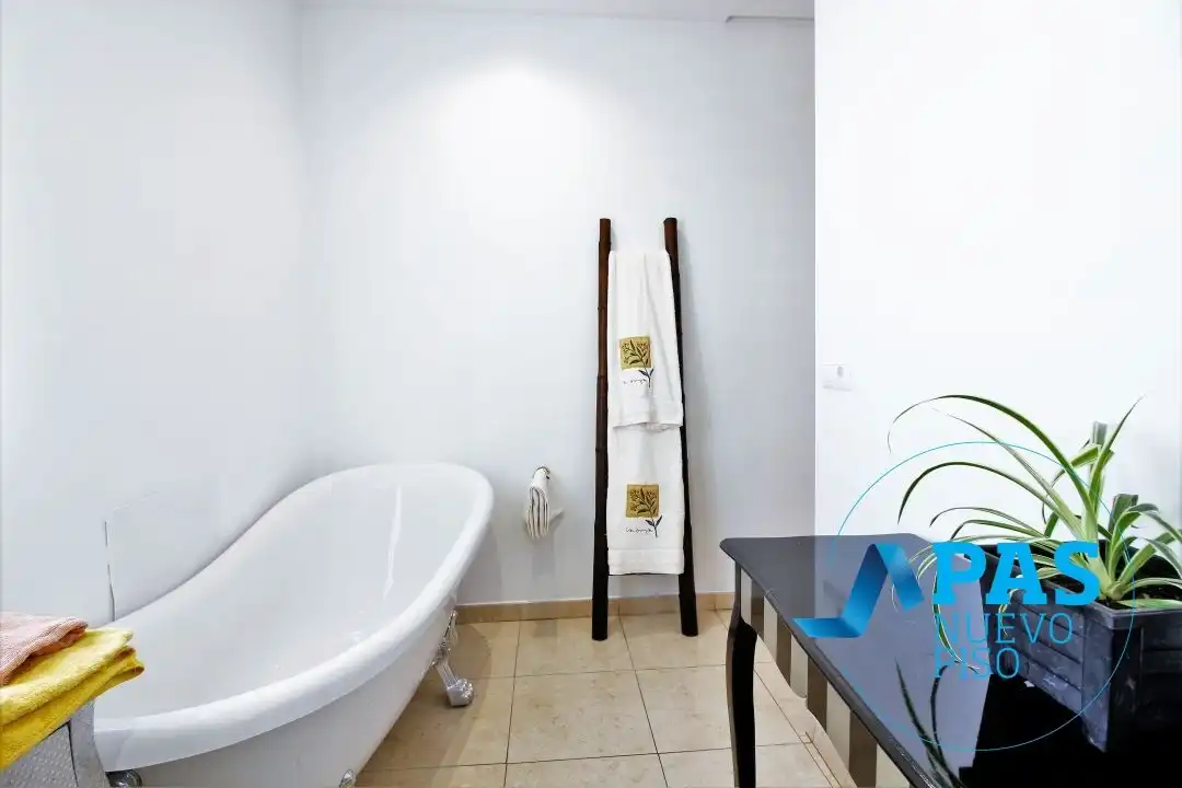 Badezimmer von Haus oder Chalet zum Verkauf in Santander mit Privatgarten, Parkett und Terrasse