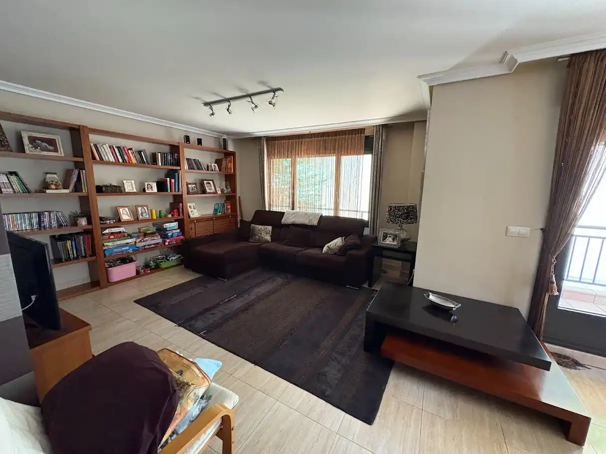 Wohnzimmer von Einfamilien-Reihenhaus zum Verkauf in Valladolid mit Klimaanlage, Heizung und Privatgarten