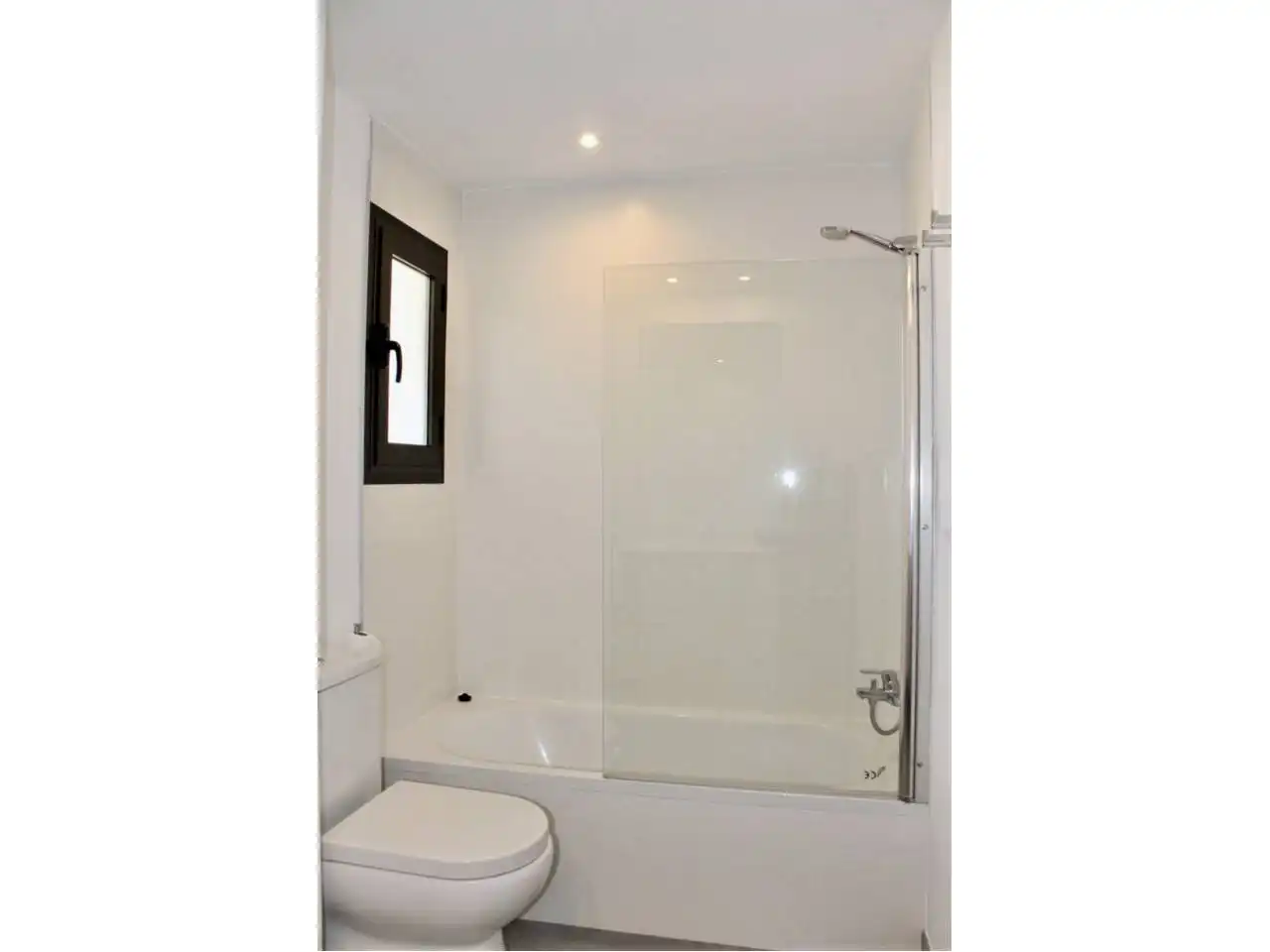 Badezimmer von Wohnung zur Miete in  Palma de Mallorca mit Klimaanlage, Heizung und Parkett