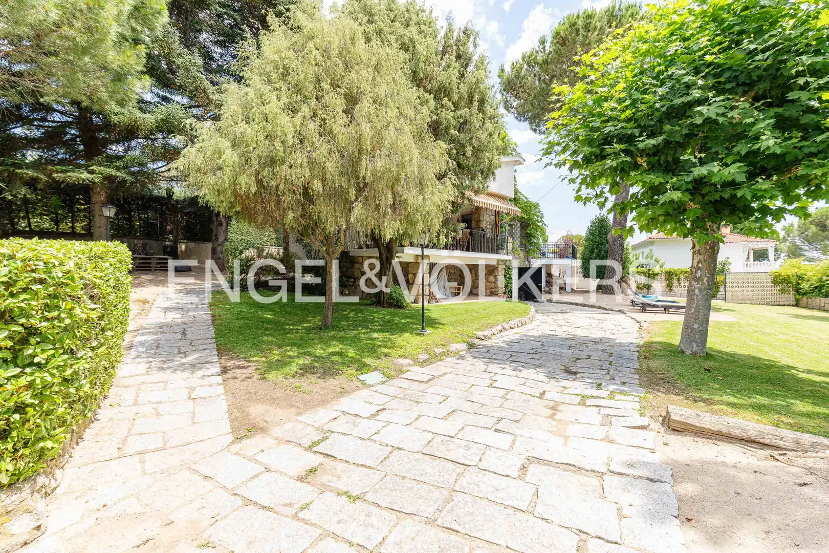 Vista exterior de Casa o xalet de lloguer en Becerril de la Sierra amb Aire condicionat, Calefacció i Jardí privat