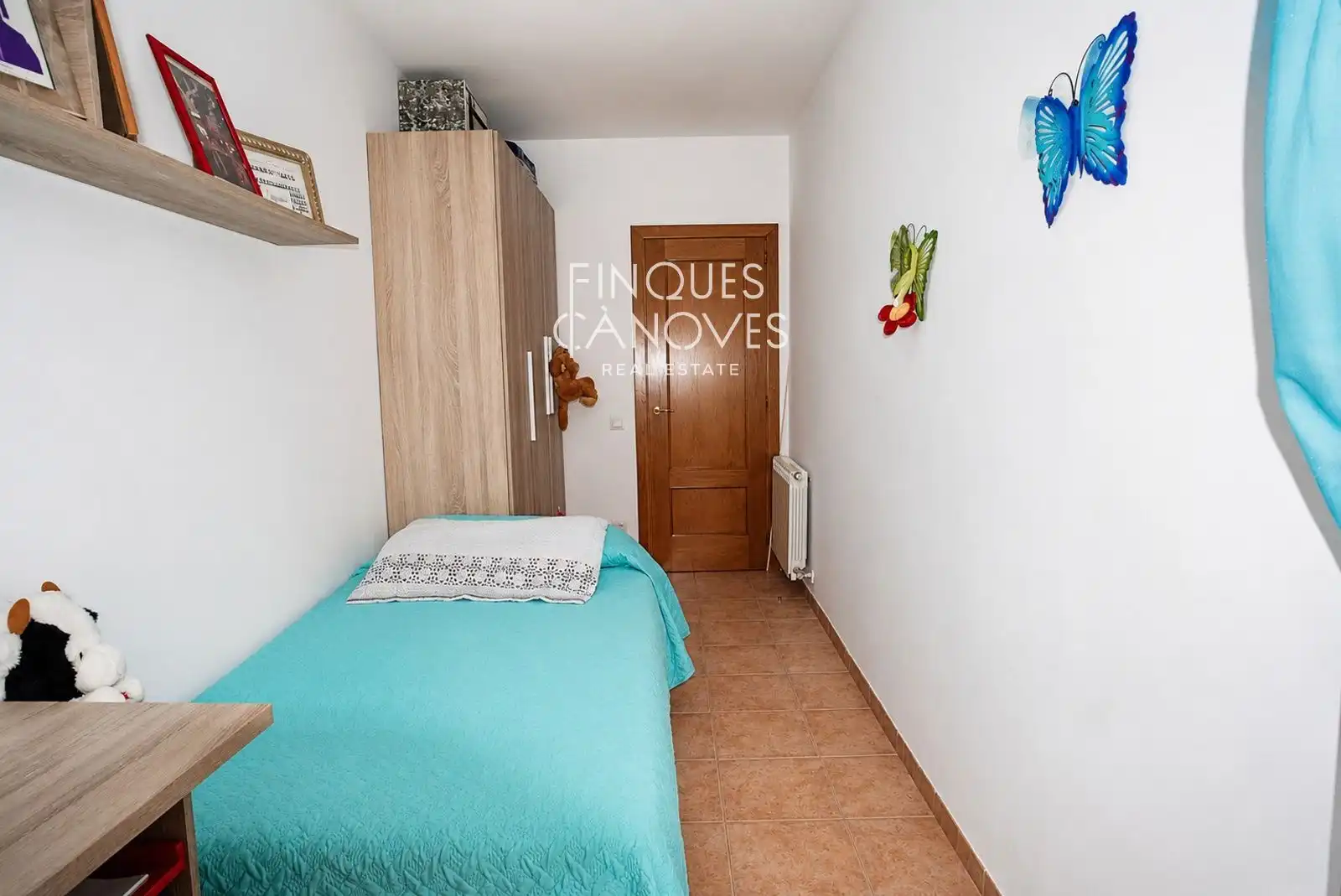Schlafzimmer von Einfamilien-Reihenhaus zum Verkauf in Salt mit Heizung, Terrasse und Abstellraum