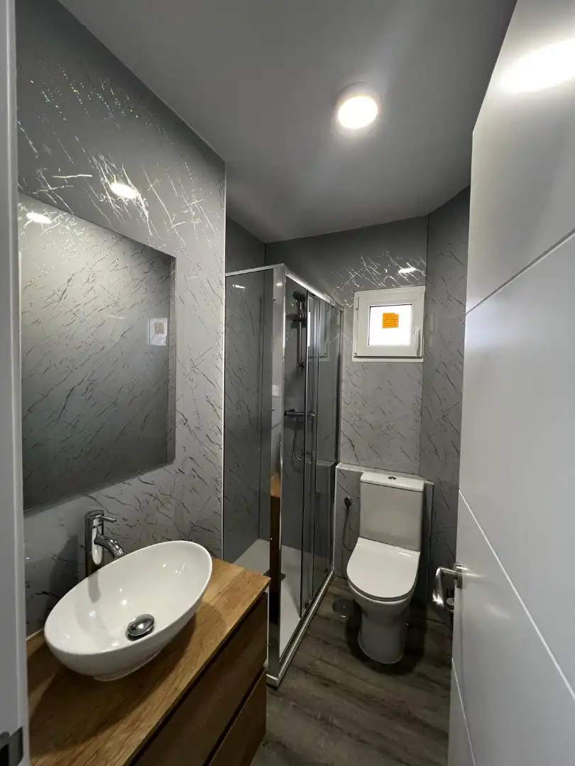 Bathroom of Flat for sale in Madrid