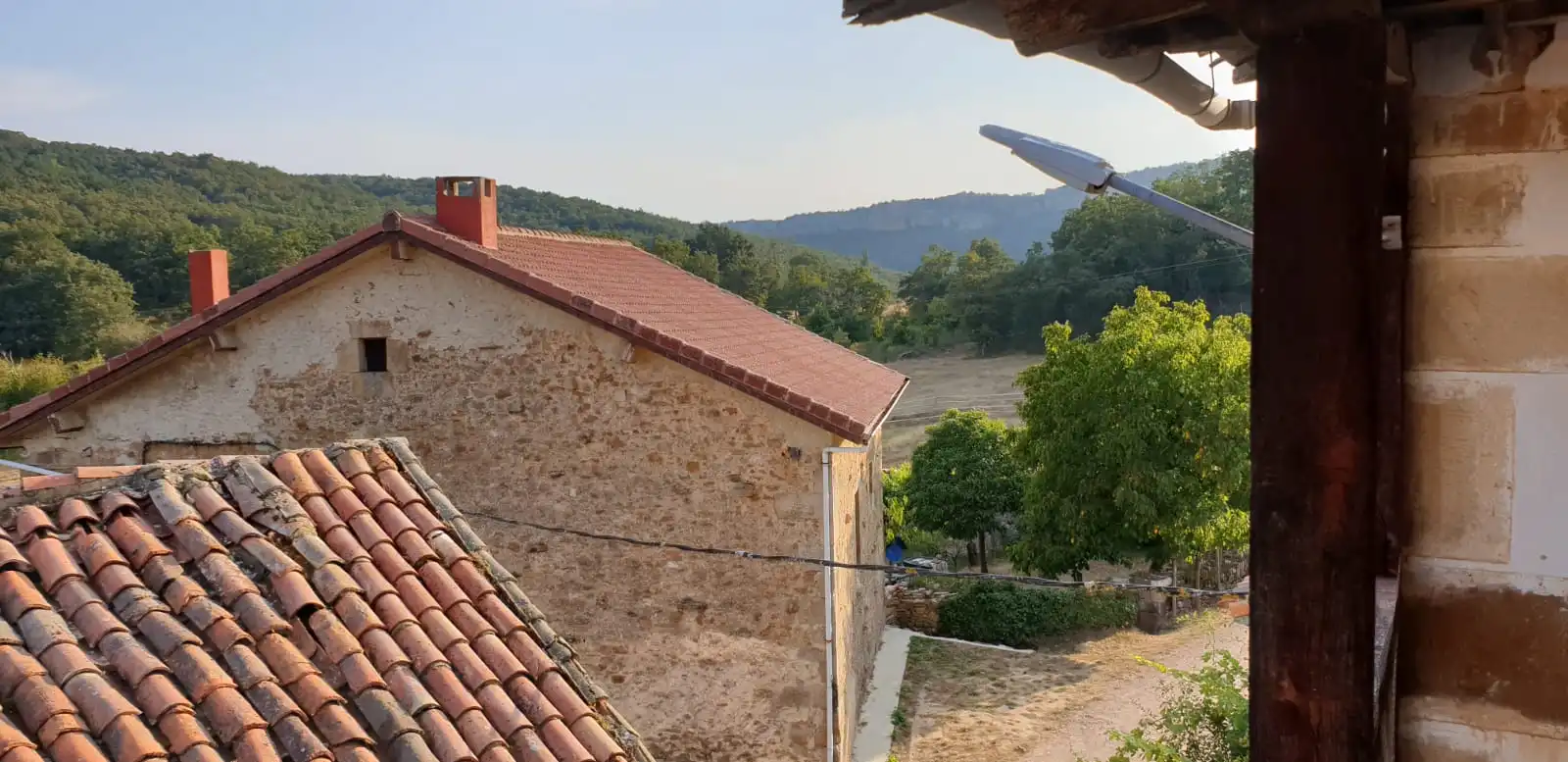 Vista exterior de Casa o xalet en venda en Valle de Manzanedo amb Jardí privat, Moblat i Balcó