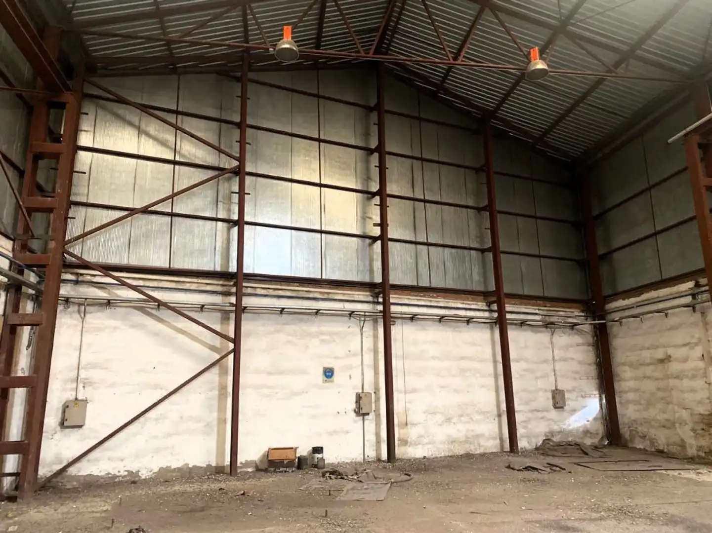 Vista exterior de Nave industrial en venta en Pinto