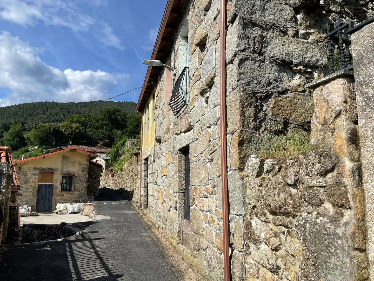 Vista exterior de Finca rústica en venda en A Arnoia amb Traster, Moblat i Balcó