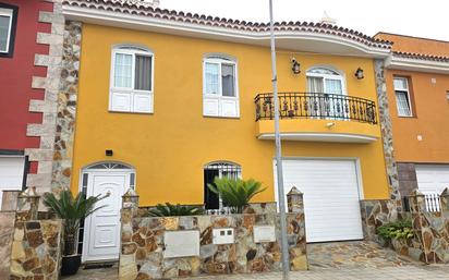 Vista exterior de Casa adosada en venda en La Orotava amb Terrassa i Balcó