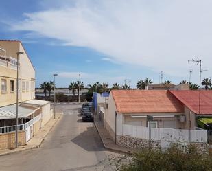 Vista exterior de Casa adosada en venda en San Pedro del Pinatar amb Aire condicionat i Terrassa