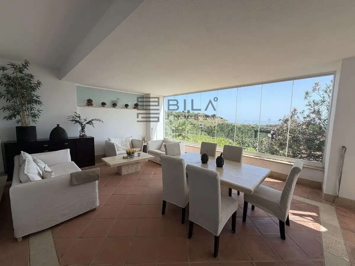 Sala d'estar de Casa adosada en venda en Marbella amb Aire condicionat, Terrassa i Piscina