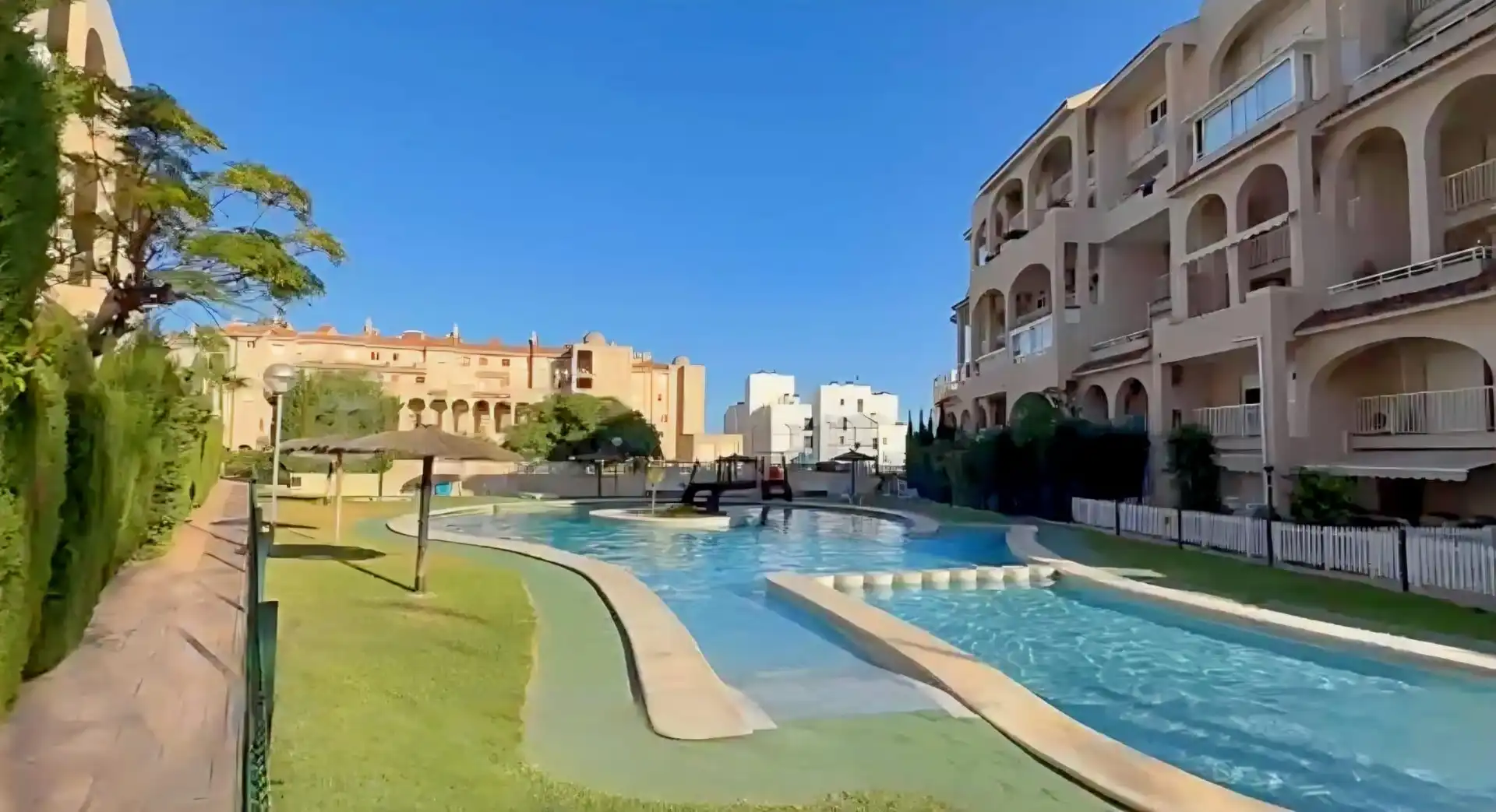 Piscina de Casa adosada en venda en El Campello amb Aire condicionat, Jardí privat i Terrassa