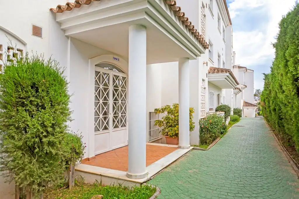 Vista exterior de Pis en venda en Marbella amb Aire condicionat, Terrassa i Moblat