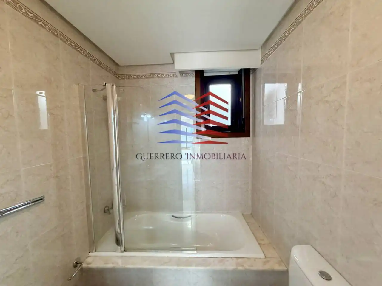 Bathroom of Apartments for rent in Ourense Capital   with Heating, Parquet flooring and Furnished