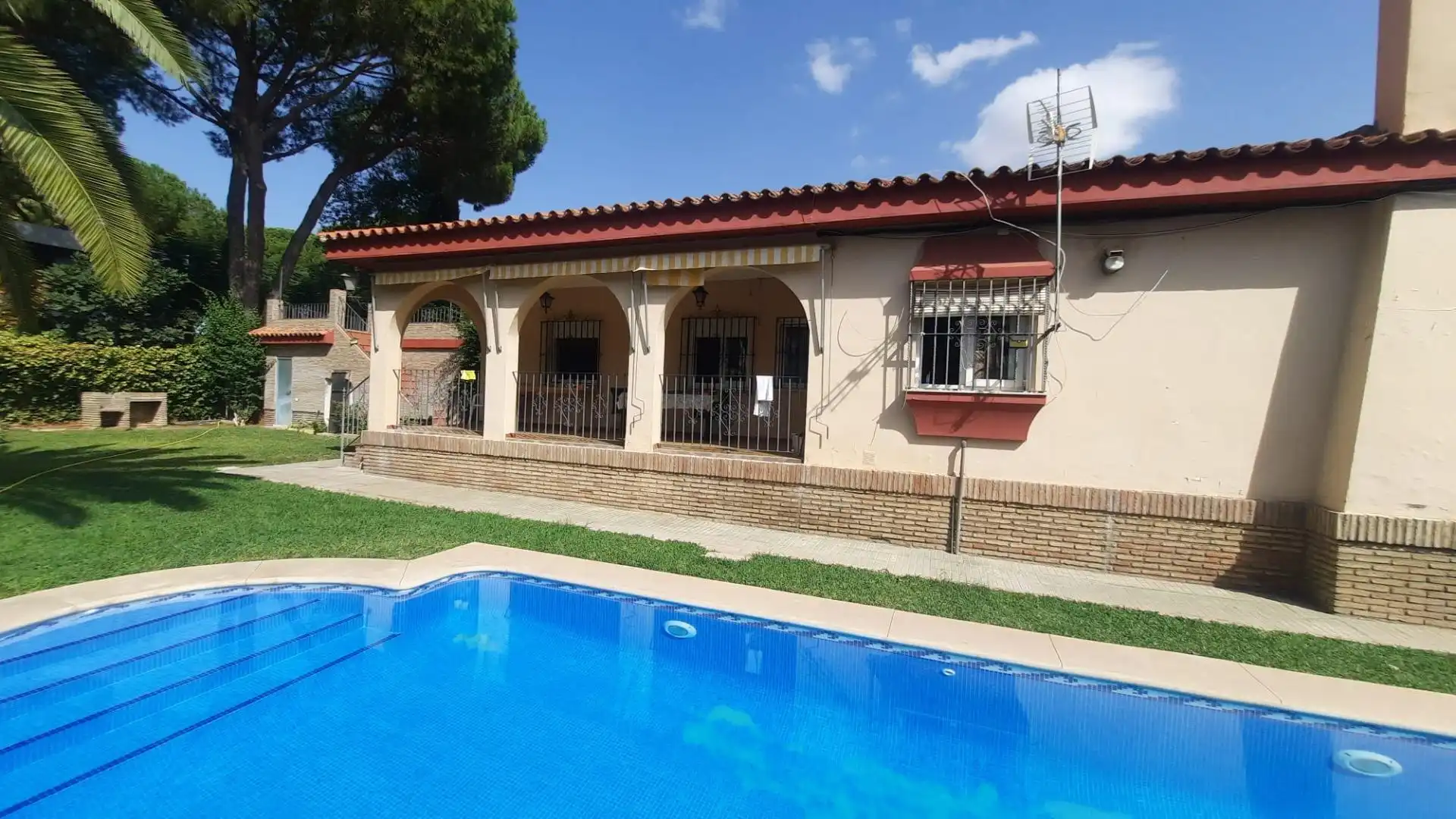 Chalet con piscina en venta en Carmona, imagen 4