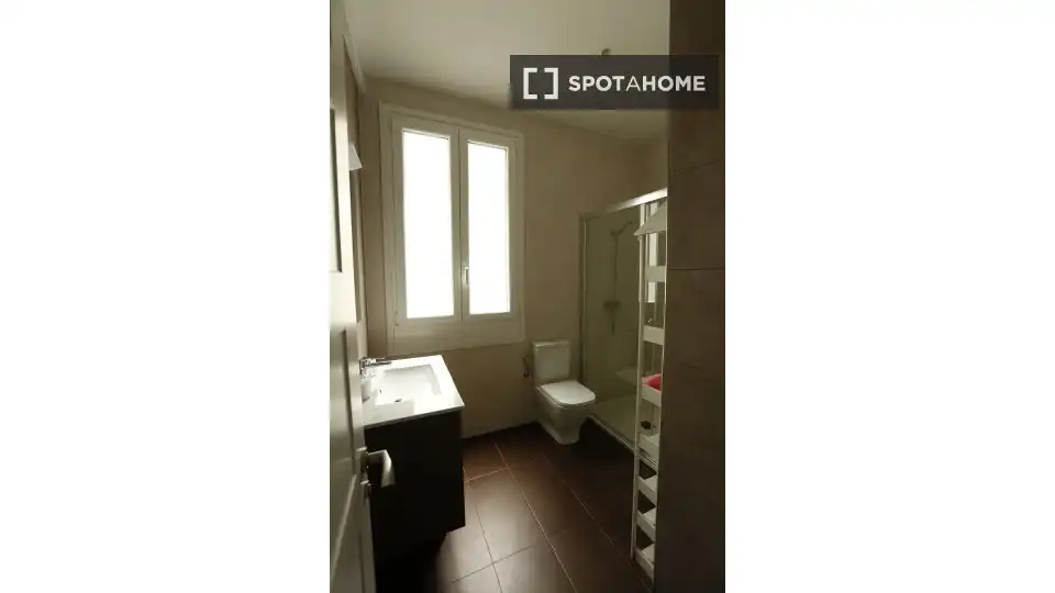 Bathroom of Flat for share in Bilbao   with Air Conditioner, Heating and Terrace